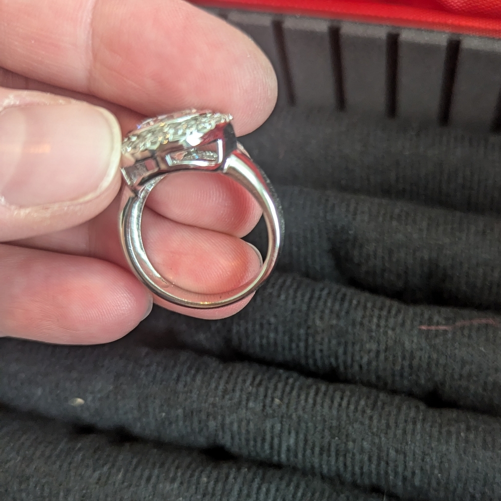 Costume Jewelry Ring with Circular Center Stone Size 8 - Picture 4 of 5